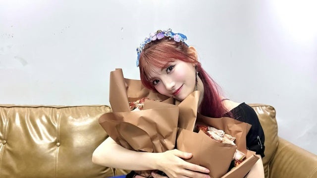 岡田奈々、上海で花に包まれた感動の瞬間。抱きしめきれないほどの愛を胸に