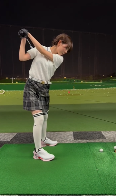 ミニスカ×ニーハイウエアが可愛すぎる！ノンノ専属読モ・せきぐちりさ、ゴルフ打ちっぱなし挑戦ムービーにファンメロメロ！
