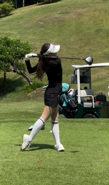 タイトミニウエアから美脚がスラリ！美女ゴルフタレント瀬戸晴加、美しすぎるドライバーショットムービーにファン歓喜！