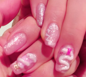 神田うの、運気アップを狙った「白蛇ネイル」を公開