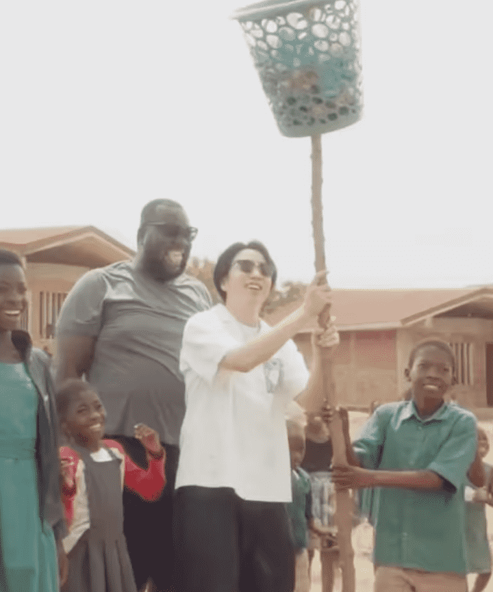 嵐・櫻井翔、ガーナの学校で見せた“素顔”の交流