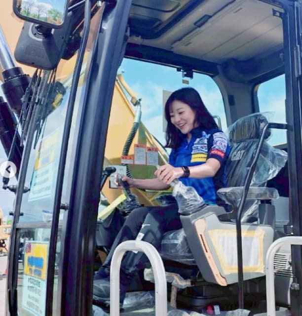 吉田夕梨花が重機に乗り込みニコニコ⁉展示会への参加を報告