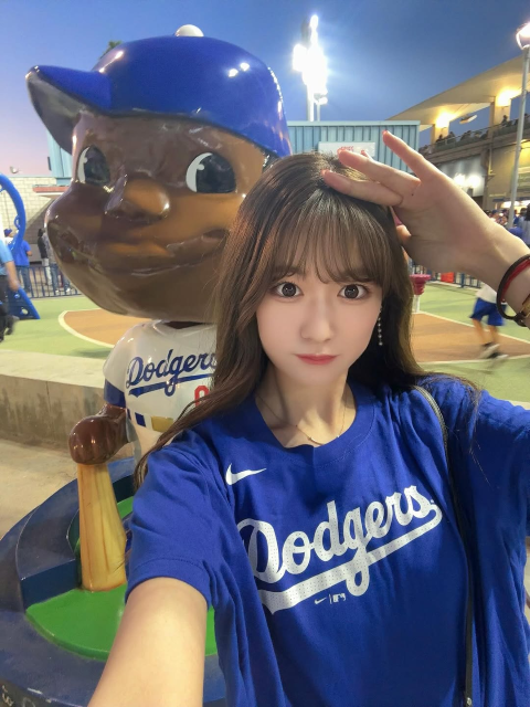 「初めて大谷翔平みれました！！」美女レースクイーン、可愛すぎるドジャースT姿の現地観戦ショットにファンメロメロ⁉