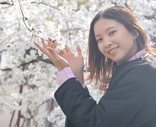 「桜より咲き誇って可愛い」美女バレーボーラー、桜との”お戯れ・美ショット”を披露！ファン恋わずらい「素敵で可愛いすぎです！」