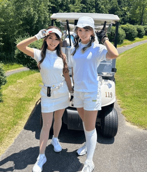 ゴルフ女子「yoshika」、初コースでカートで爆走！？美女子ツーショットにも反響続々