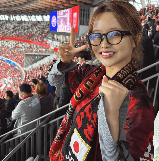 美女スポーツグラドル、久々のサッカー女子投稿！国立競技場で見せた姿にレッズファン歓喜「勝利の女神！」