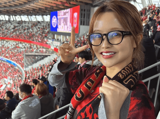 美女スポーツグラドル、久々のサッカー女子投稿！国立競技場で見せた姿にレッズファン歓喜「勝利の女神！」