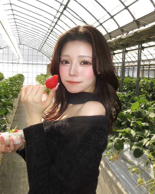 大胆な肩出しコーデが話題！！大人の魅力×いちご狩りのギャプにファン悶絶！！！