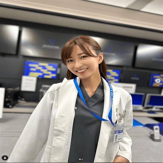 女優・岡崎紗絵が”6年ぶりに会えた”喜びを綴り、ビューティー白衣姿を披露