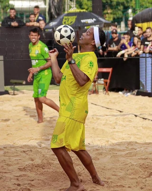 元サッカーブラジル代表ロナウジーニョ、驚きのスポーツに挑戦！？