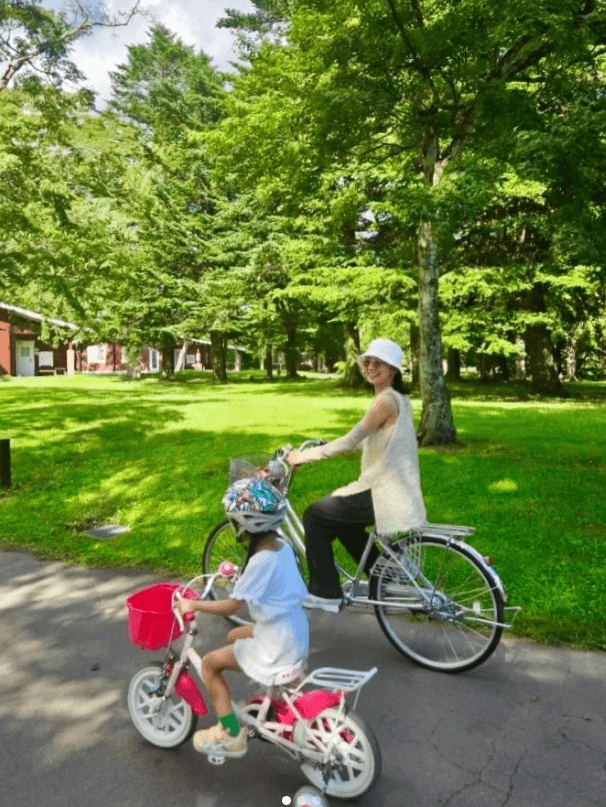 松村未央、軽井沢で家族とレンタサイクルを満喫！娘の補助輪なし練習に期待