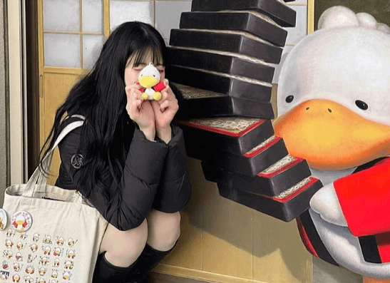 人気ラウンドガール、巣鴨で披露した”すがもん・2ショット”が個性的とファンを魅了！「またあそびにきてだがも〜」