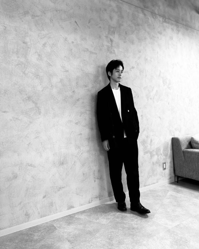 「霊長類でいちばん好き」松坂桃李のモノクロ爆イケショットにファン悶絶