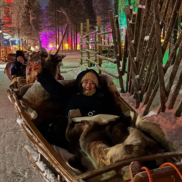 "正月フィンランド一人旅"の井上咲楽、『トナカイのソリ』で大はしゃぎショットが可愛すぎると話題！