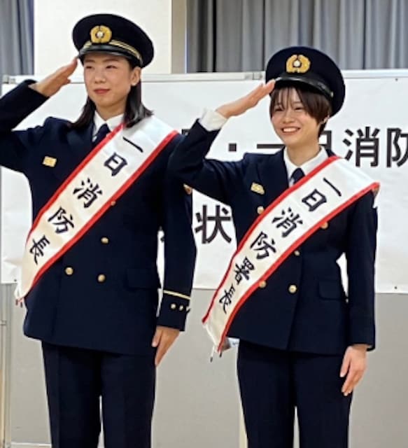 女子ハンドボール　渡辺樹　1日消防署長に就任　千葉夏希と制服姿で敬礼！