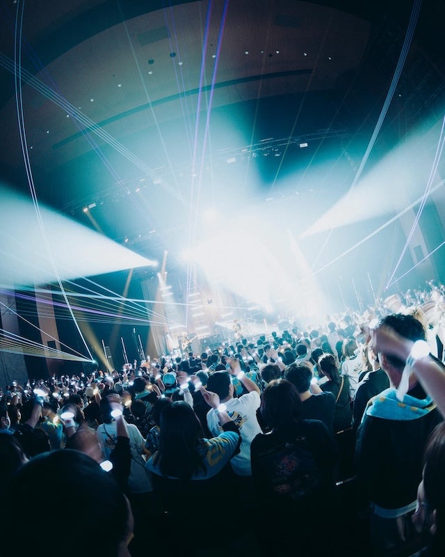 あの有名アーティストがライブ写真を公開！