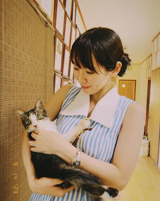吉岡里帆が🐱とツーショット💖「里帆ちゃんに抱っこしてもらえて良かったね〜！！」と羨む声も🤩
