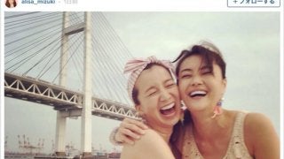 観月ありさ、芹那と弾ける笑顔！…海の上で花火観賞「日本の花火は素晴らしい」