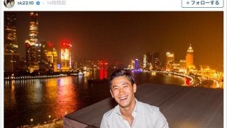 香川真司、上海の夜景をバックに弾けるスマイル！「feel so good」