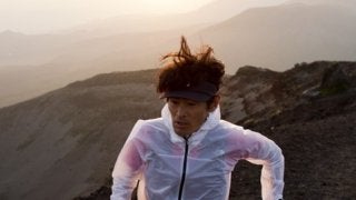 110gのトレイルランニング用レインウエア「ストライクトレイルフーディ」