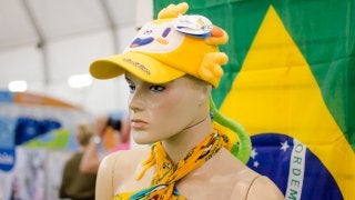 リオ2016公式グッズショップ…コパカバーナ海岸の巨大店舗、ぬいぐるみからスウォッチまで各種グッズ展開