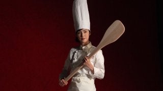 天海祐希、巨大しゃもじでドラマポスター撮影「意外と重い」