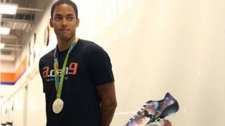 ケンブリッジ飛鳥が試合で着用したスパイクを展示…アンダーアーマー