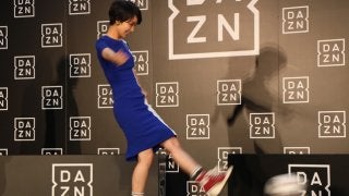 ブルーのタイトワンピで豪快キック…剛力彩芽「後ろから見守って」がイイ