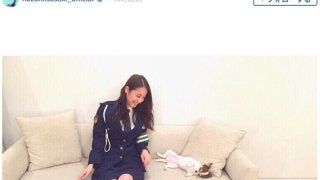佐々木希、警察官の制服姿で美脚あらわに