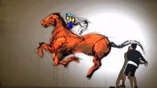 【動画】墨絵と映像のコラボレーション！墨絵士が凱旋門賞に挑むマカヒキを描く