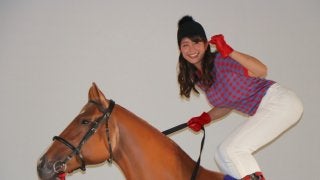 稲村亜美、騎乗姿で「太ももヤバい」…マカヒキ応援プロジェクトに参加