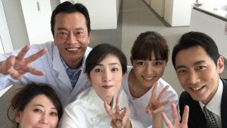 天海祐希、三ツ星ピースで共演者と自撮りショット