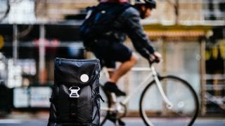 ウインカーを出せるスマートデバイス対応バックパック「BACKPAIX」