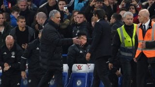 マンUのモウリーニョ監督が抗議？4-0でコンテ監督が拍手を要求