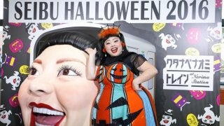 渡辺直美、ラッピング電車でハロウィンパフォーマンスを披露