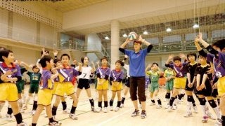 ゼビオ、元バレーボールVリーグ選手が教えるバレーボールクリニック開催
