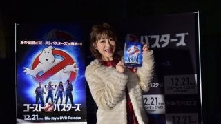 鈴木奈々、ローワンの顔ハメツリー点灯…『ゴーストバスターズ』発売記念