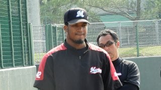 ロッテ新助っ人パラデスが“来日初ヒット”　西野の「落ちる球」を弾き返す