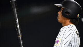 侍・山田、“幻のホームラン”　ファンがキャッチ、ビデオ判定の末に適時二塁打に