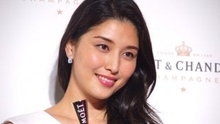 橋本マナミ、囚人服で胸元チラリ…セクシー過ぎてドラマ公式から掲載NG！