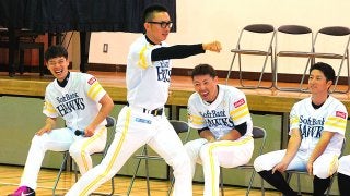 ソフトB選手が熊本で小学校訪問　内川「思いを受け止めて打席に入りたい」