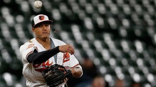 オリオールズのスター三塁手、横っ飛び→膝をついたまま一塁送球の美技