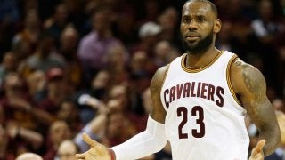 セルティックスとの第3戦で絶不調だったレブロン、その理由は「デロン・ウィリアムズの風邪が移った」？