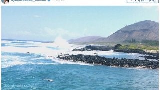 深田恭子、ビキニ水着で海へ「GO！」大胆ダイブ