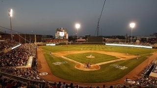 まさかの“暴挙”が波紋　乱闘中に投手が敵に「ボールを力いっぱい投げつけた」