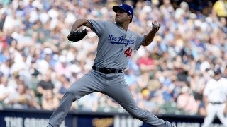 バントが一転あわや犠牲フライ!?　ドジャース左腕が決死の打席で“珍打”