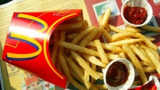 紗栄子、胸の谷間チラリ…セクシーにポテトを食べる姿に反響「デコルテやばーい！」