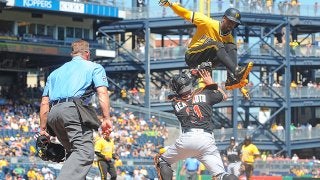 “空飛ぶランナー”に球場騒然　三塁走者が驚愕の185センチ捕手越えダイブ