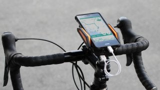 スマホを充電しながら自転車に固定できる「スマホバッテリーマウント」発売