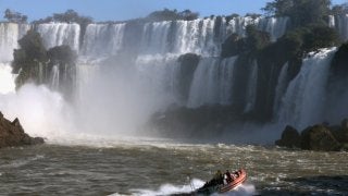 【オビナタの世界放浪記】世界最大、イグアスの滝にボートで飛び込んできた！